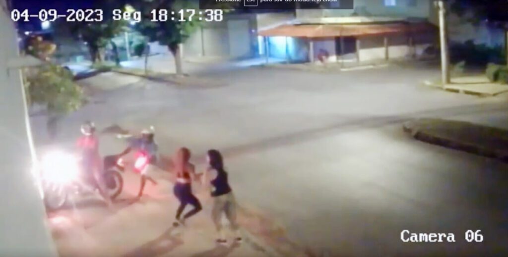 Casal de moto assalta mulher na Vila Regina