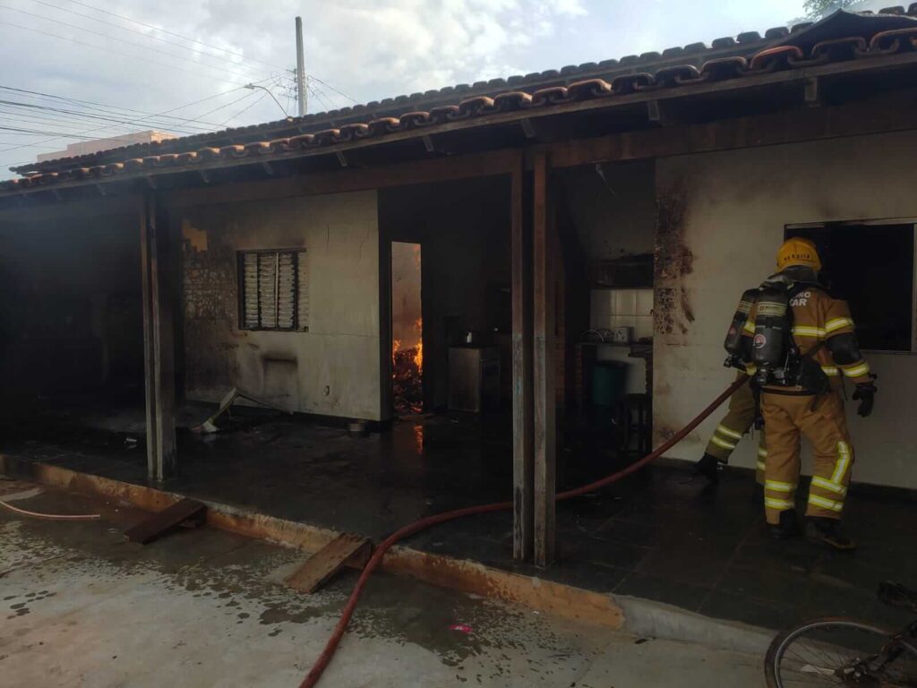 Incêndio destrói casa após confusão de casal no Major
