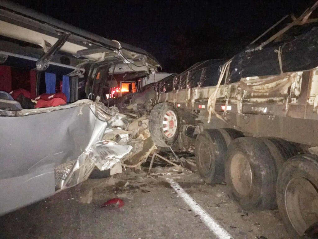 Acidente entre micro-ônibus e carreta mata acadêmico de Direito e deixa cinco feridos