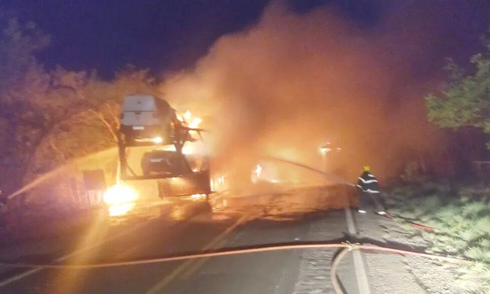 Caminhão-cegonha carregado com 11 veículos pega fogo na MGC-122