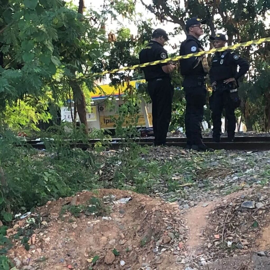 Corpo decapitado encontrado perto de linha férrea