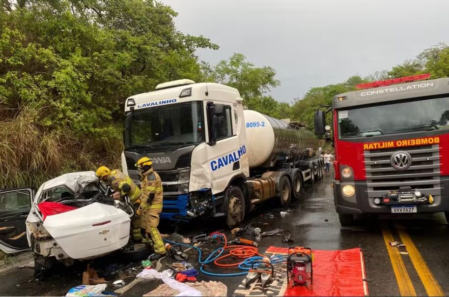 Quatro pessoas morreram em um grave acidente entre um carro de passeio e um caminhão na BR-251, Km 336, em Rubelita, no Norte de Minas, na tarde do último sábado (23).