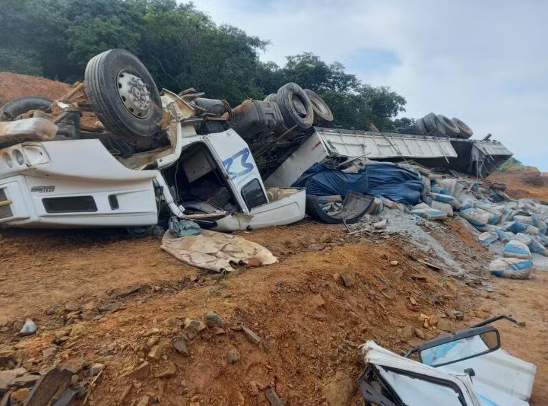 Motorista preso às ferragens é salvo pelo Corpo de bombeiros