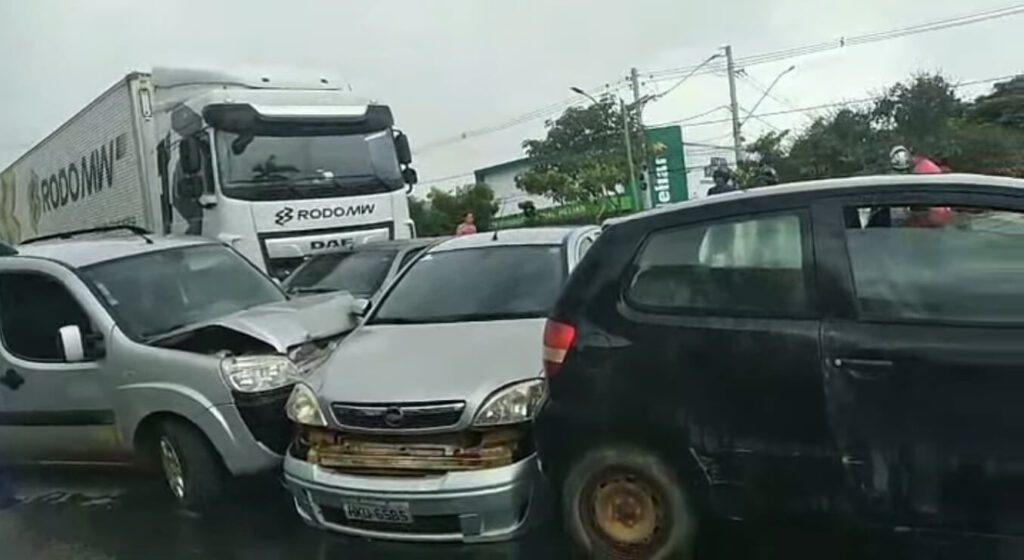 Carreta atinge sete veículos em avenida