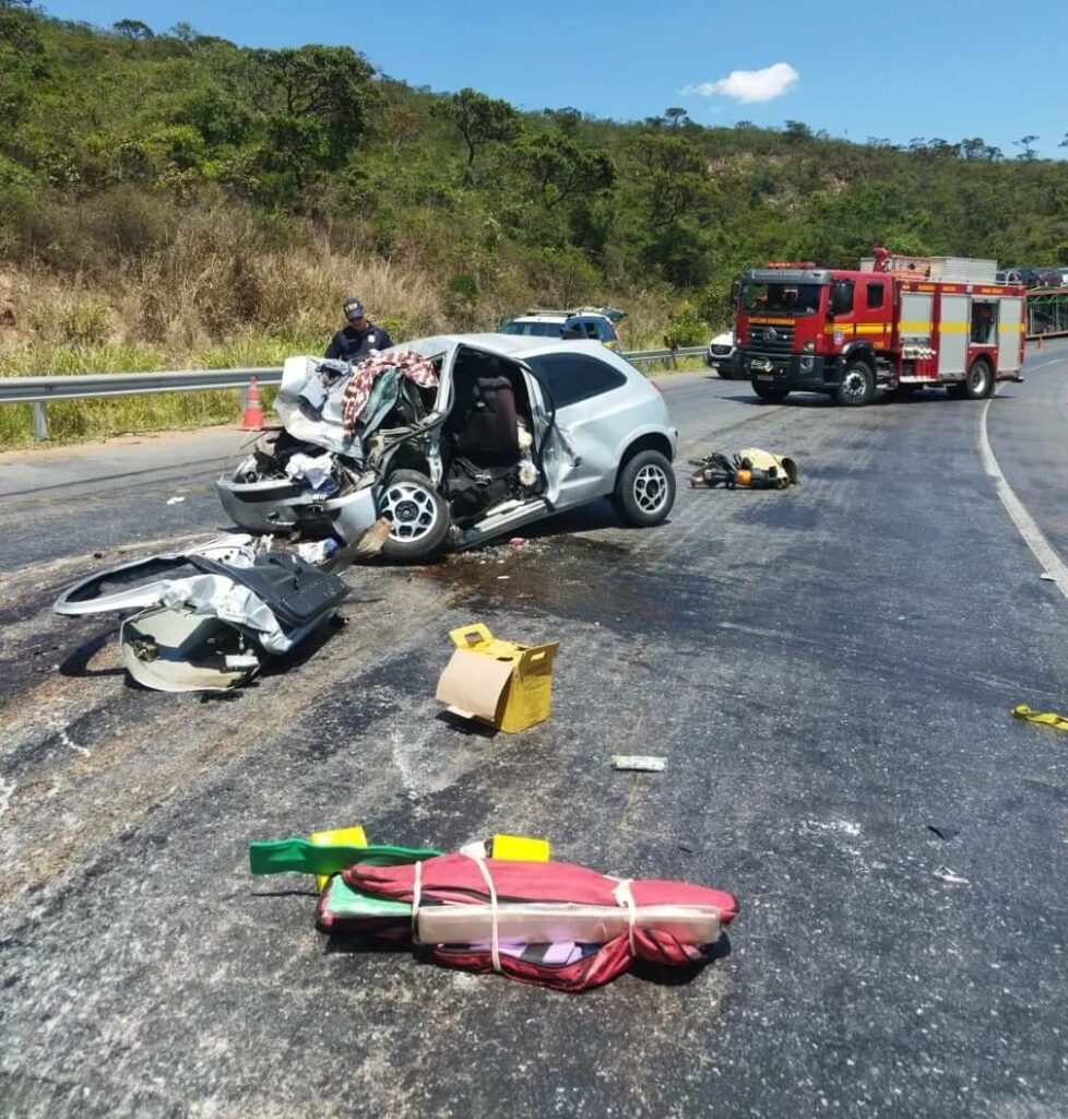 Casal morre em acidente entre carro e cegonheira