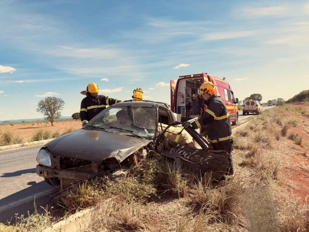 Carro bate de frente com caminhão na MGC-122