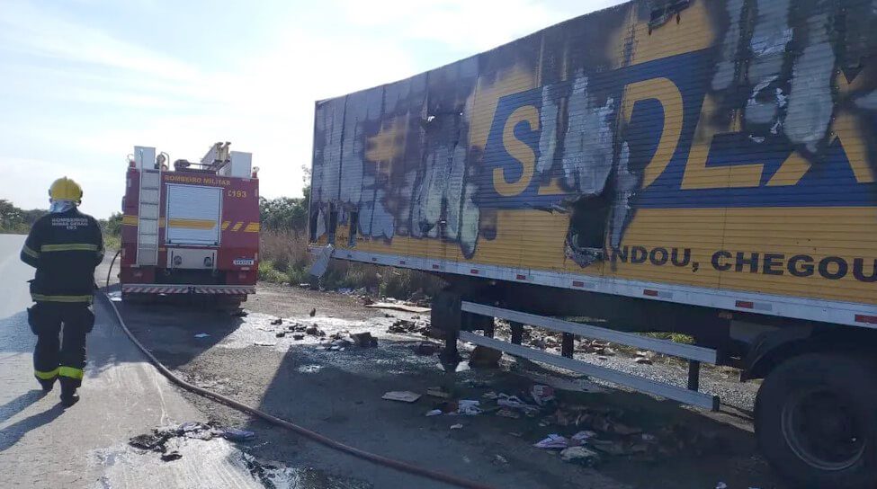 Carreta dos Correios pega fogo na BR-251 e entregas são destruídas