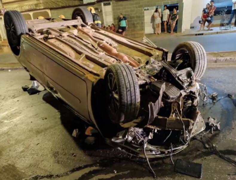 Carro capota em avenida e três pessoas ficam feridas