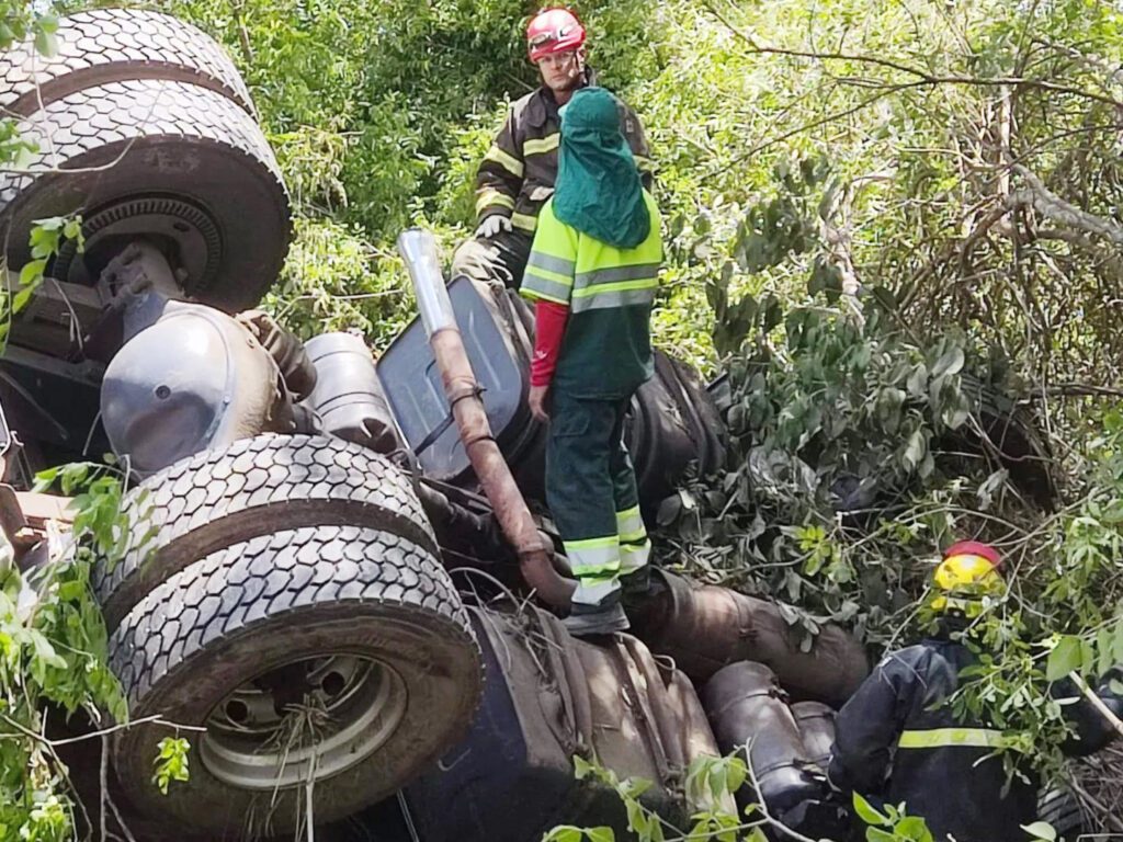 Motorista morre em capotamento de carreta