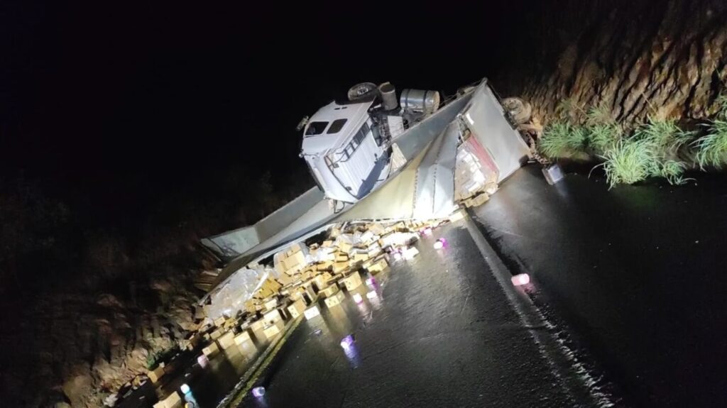 Carreta com 15 toneladas de creme tomba na BR-365