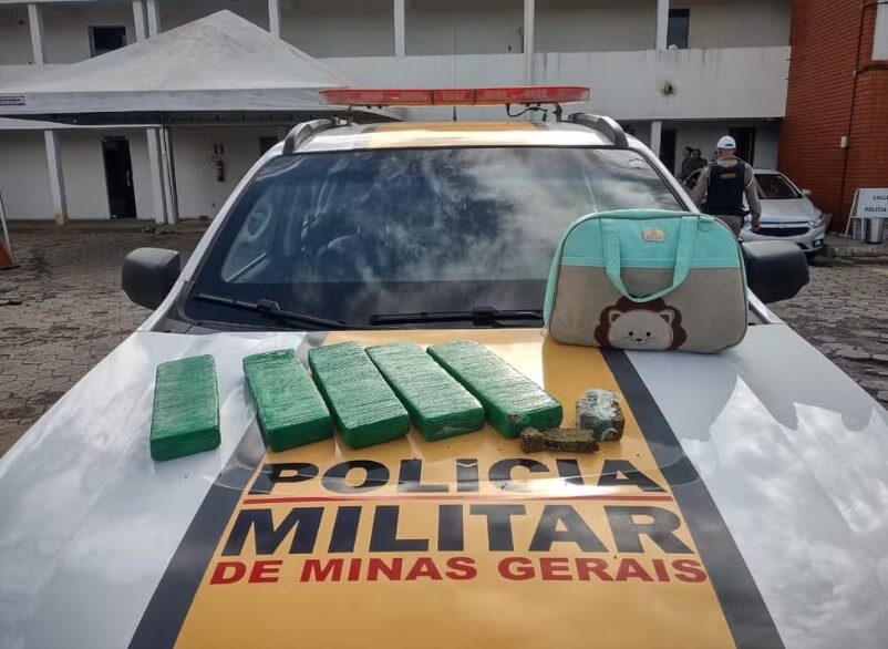 Mulher presa transportando cinco quilos de maconha em bolsa infantil