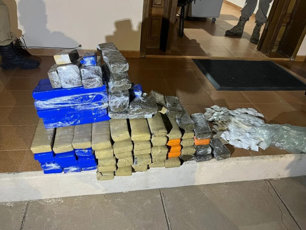 Mulher presa com drogas escondidas em mala na 251