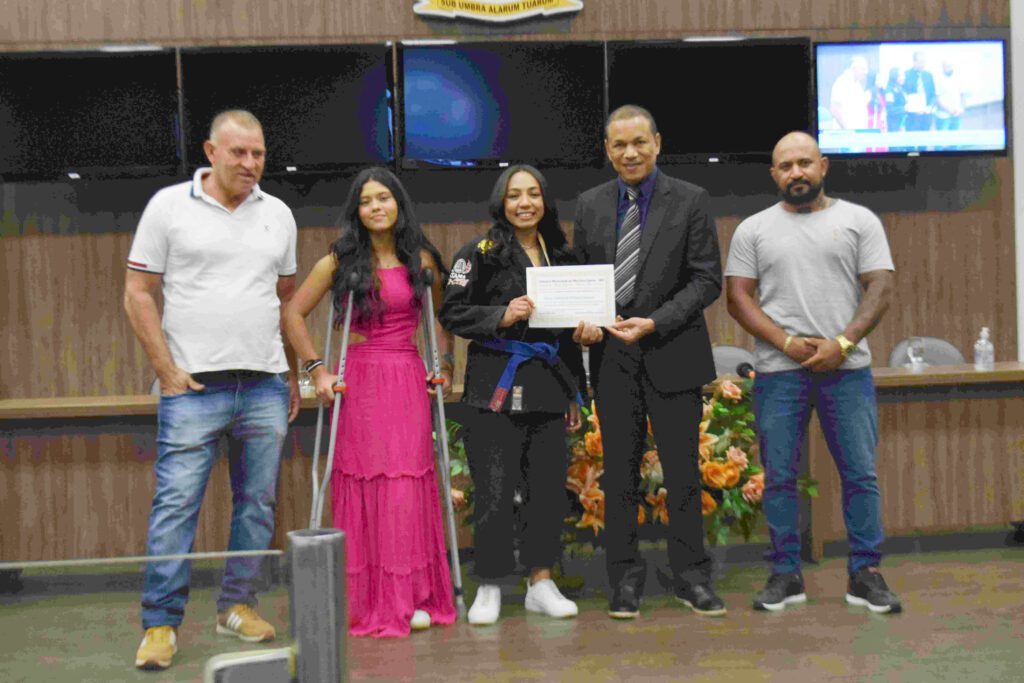 Campeã recebe Medalha de Mérito Esportivo