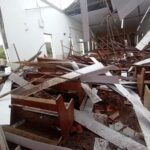 Telhado de igreja desaba e deixa 80 feridos