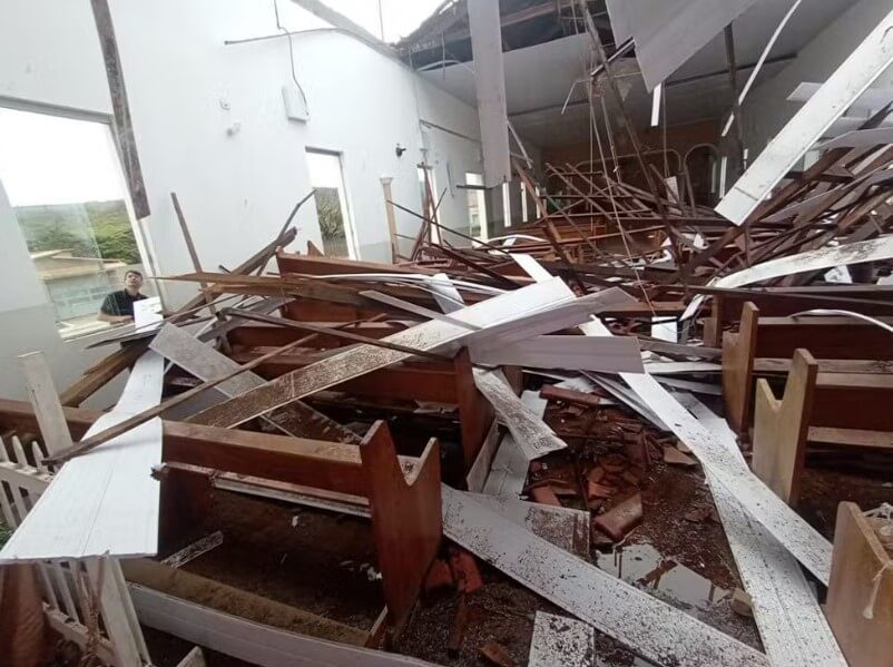Telhado de igreja desaba e deixa 80 feridos