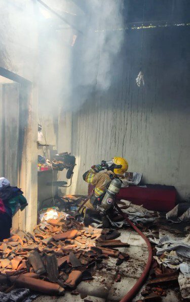 Casa fica destruída após pegar fogo em Januária