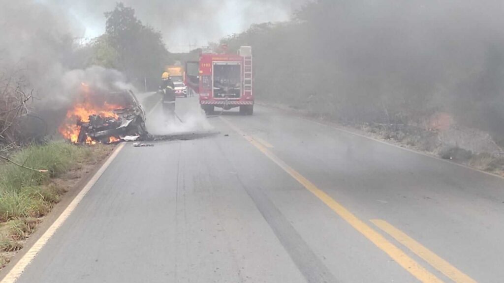 Bombeiros combatem incêndio em um carro