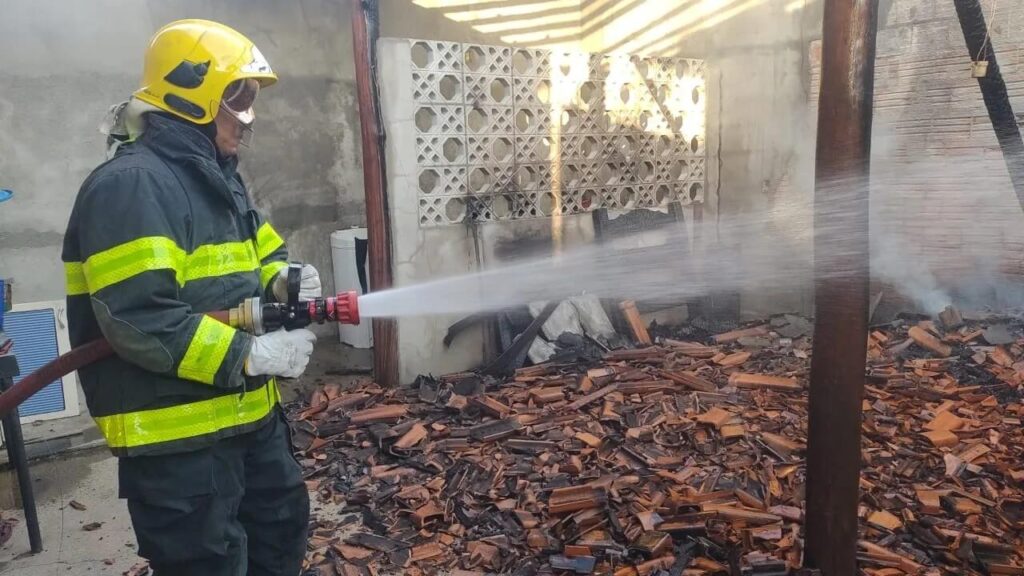 Bombeiros combatem incêndio à residência