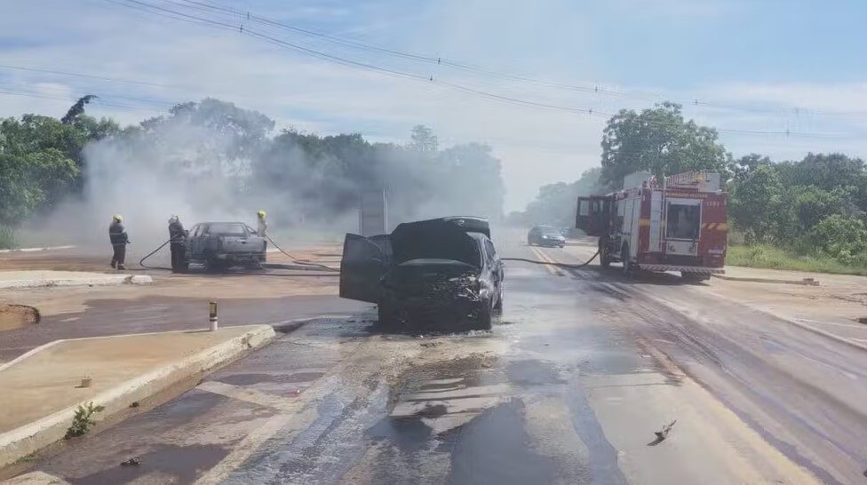 Caminhonete e carro pegam fogo durante batida na BR–365