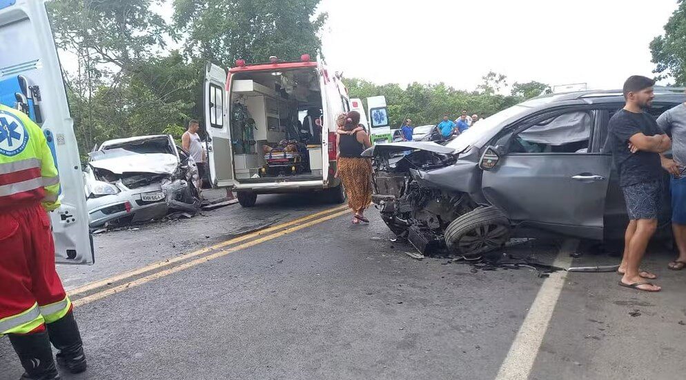 Sete pessoas ficam feridas durante batida na rodovia 135