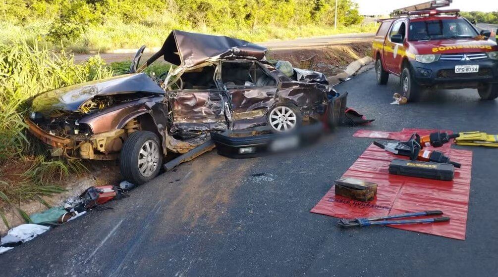 Dois homens morrem em batida entre Monza e ônibus