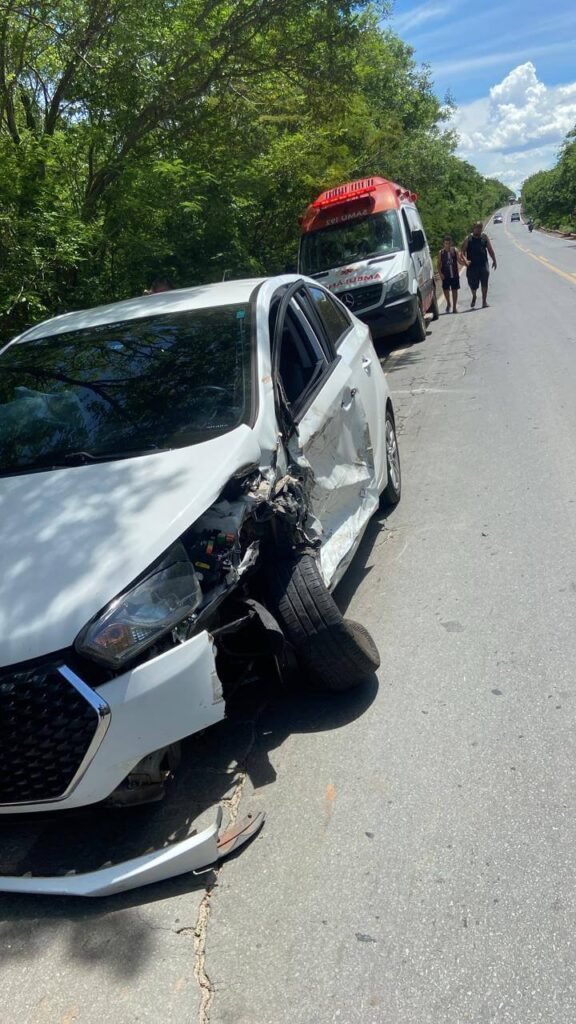 Adolescente fica ferido em batida entre carro e carreta na MGC-122