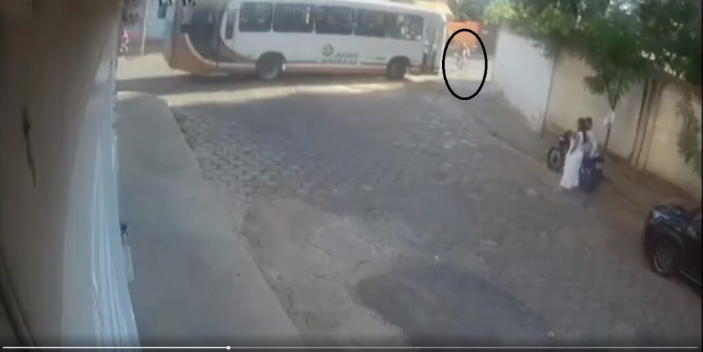 Ciclista fica gravemente ferido após ser atropelado por ônibus