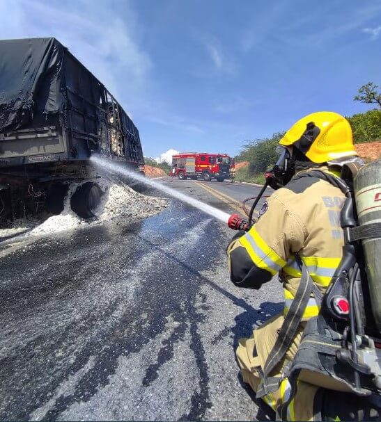 Carreta bitrem pega fogo na BR-251