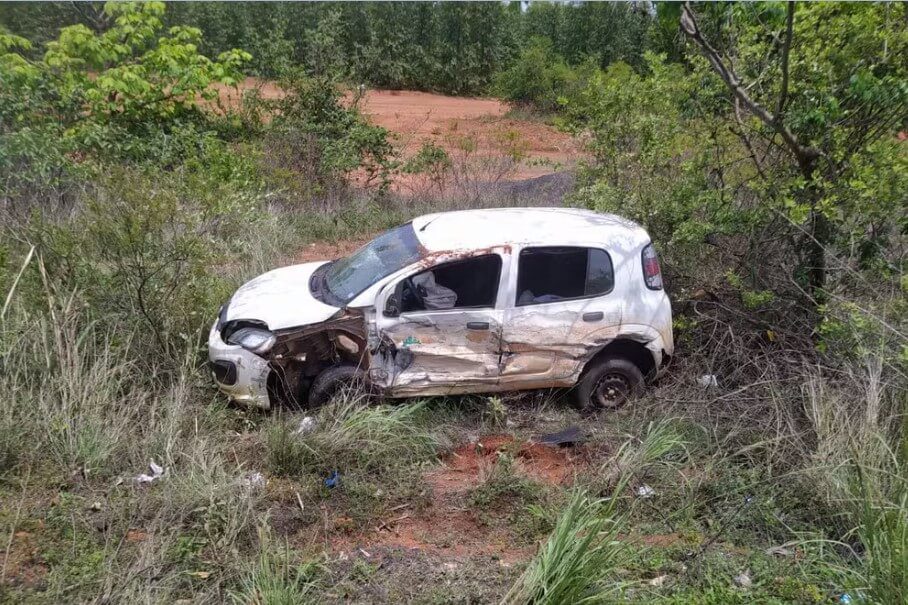 Carro atingido por carreta cai em ribanceira na BR-251