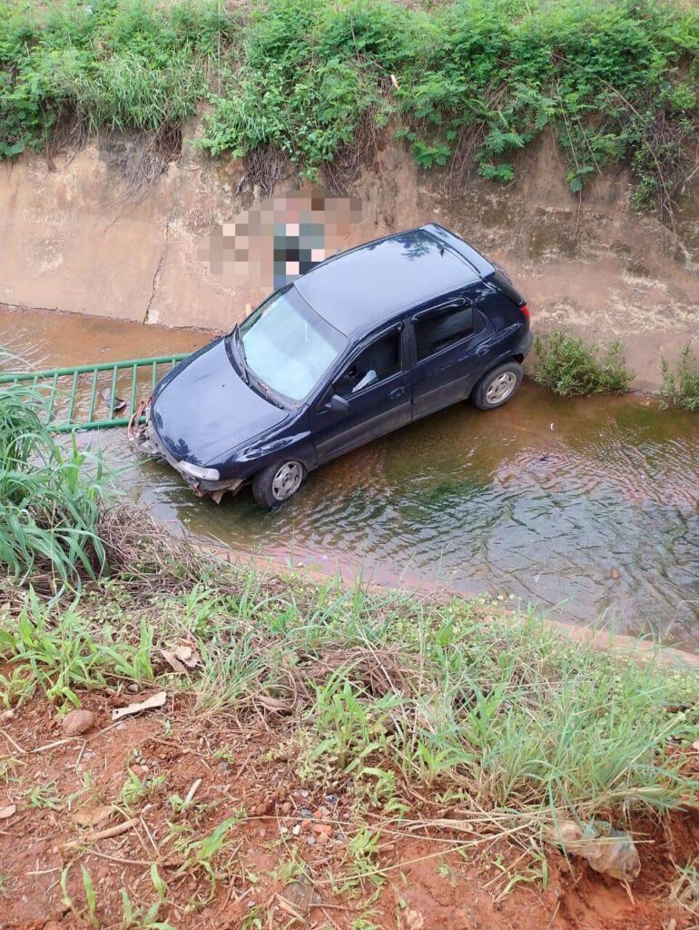 Duas mulheres ficam feridas após carro cair em córrego