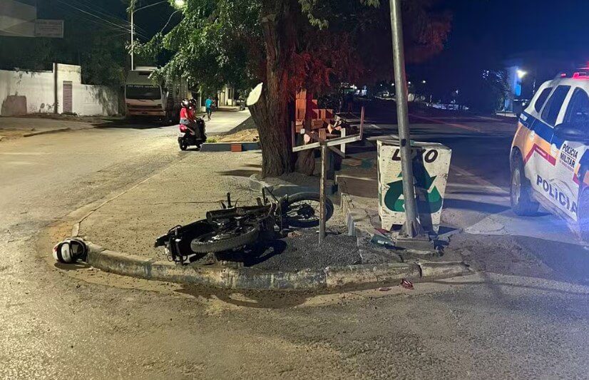 Motociclista em fuga fica ferido ao bater em lixeira