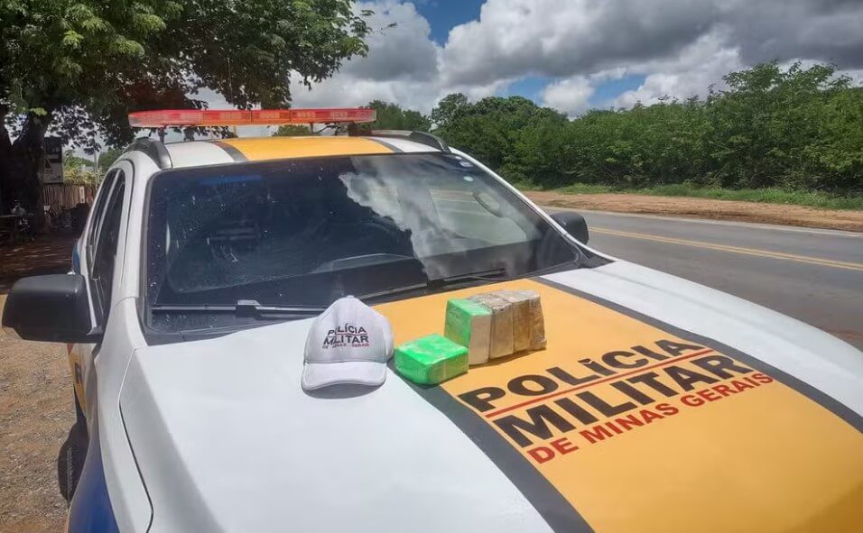 Casal preso transportando drogas em carro na MGC-122