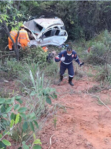 Carro capota em ribanceira e seis pessoas ficam feridas