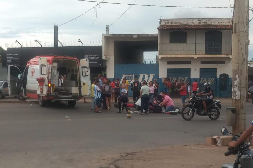 Idosa fica gravemente ferida ao ser atropelada por moto