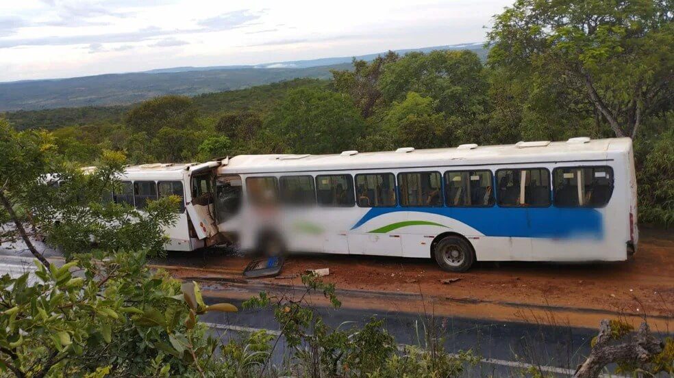 Acidente entre dois ônibus e um caminhão deixa BR-365 interditada