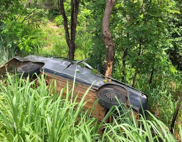 Carro cai em barranco após batida com carreta na BR-365