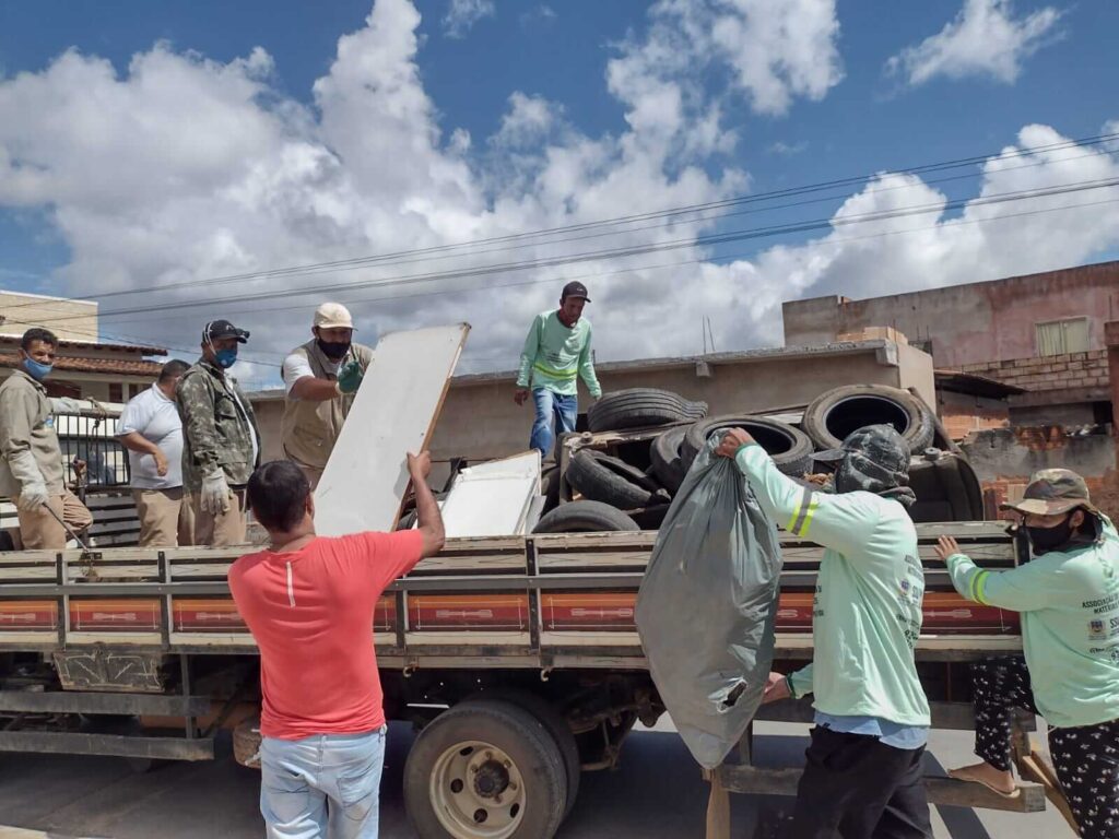 Mutirão de limpeza contra o Aedes aegypti mobiliza 35 municípios