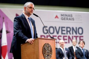 Governador de Minas Gerais promove mudança na equipe