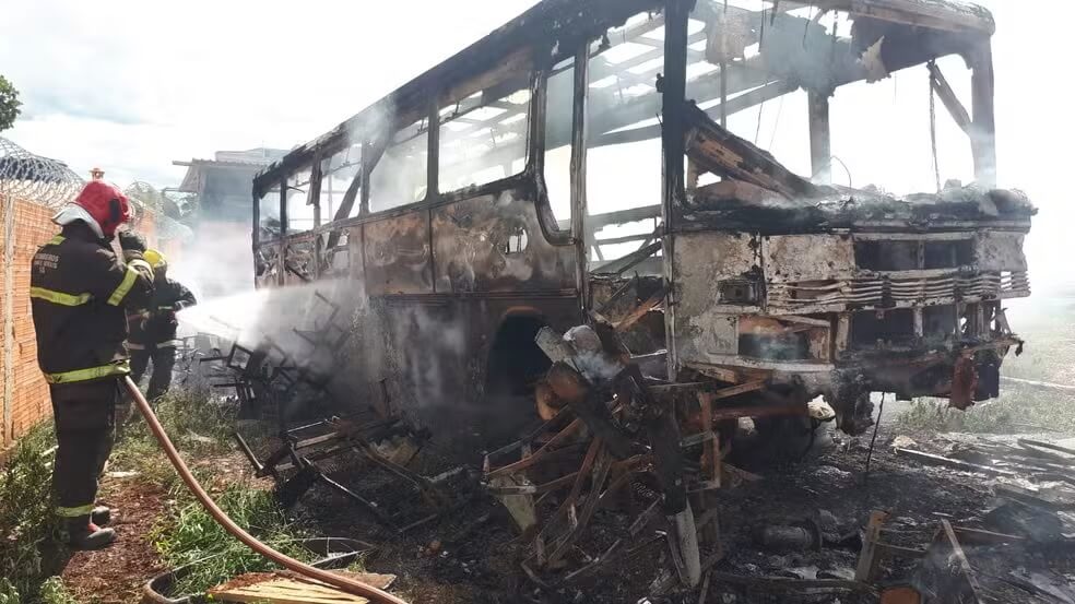 Ônibus fica destruído em Bocaiúva