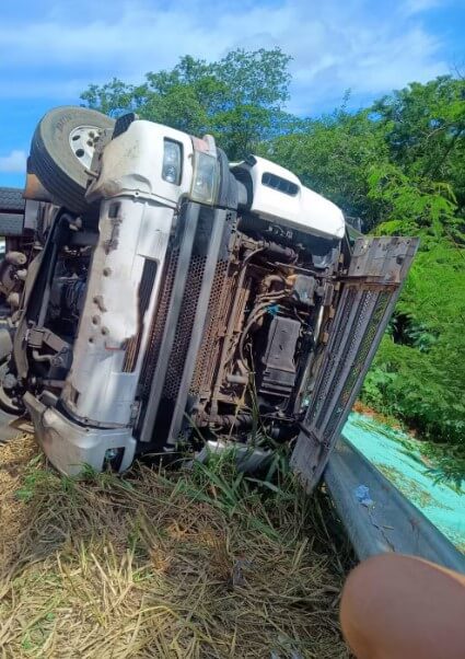 Jovem morre após caminhão tombar