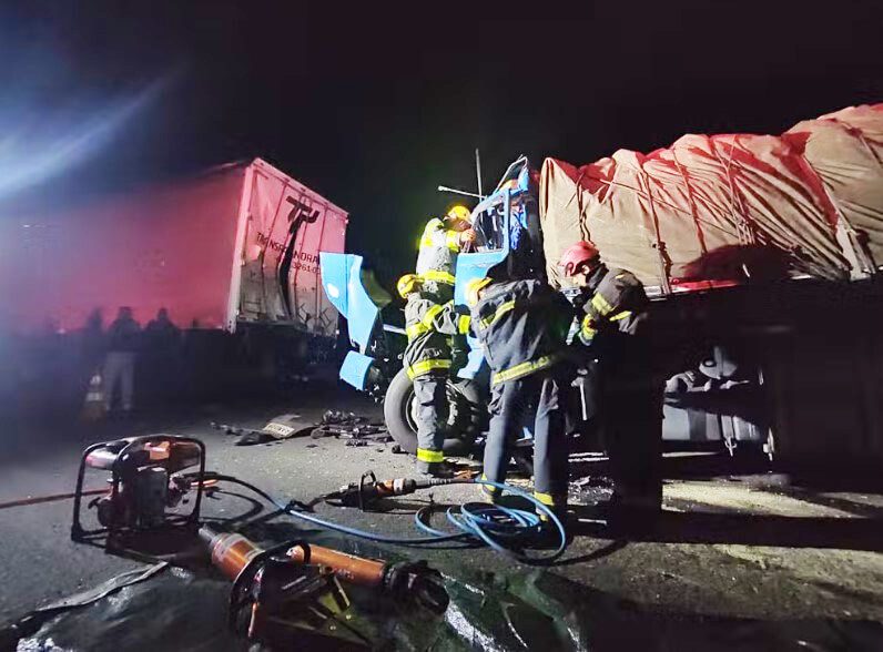 Caminhoneiro morre após bater na traseira de carreta