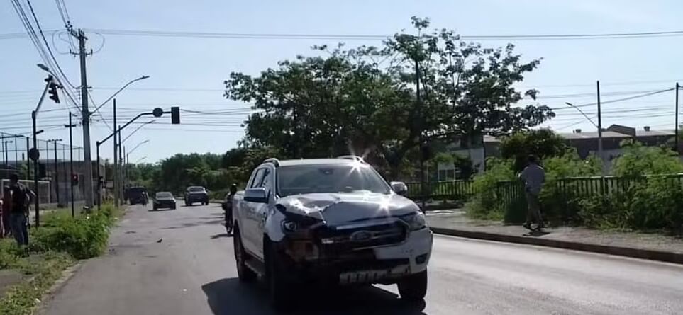 Motociclista atropelado por caminhonete morre em hospital