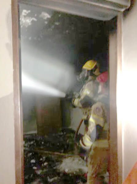 Vela acesa provoca incêndio em geladeira dentro de apartamento