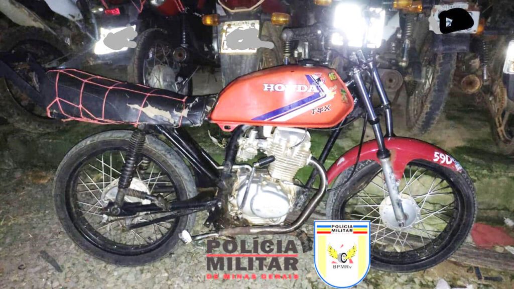 Adolescente foge de operação de trânsito empinando motocicleta