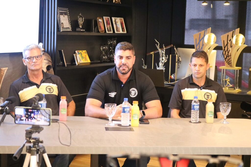 North EC apresenta parte de sua comissão técnica