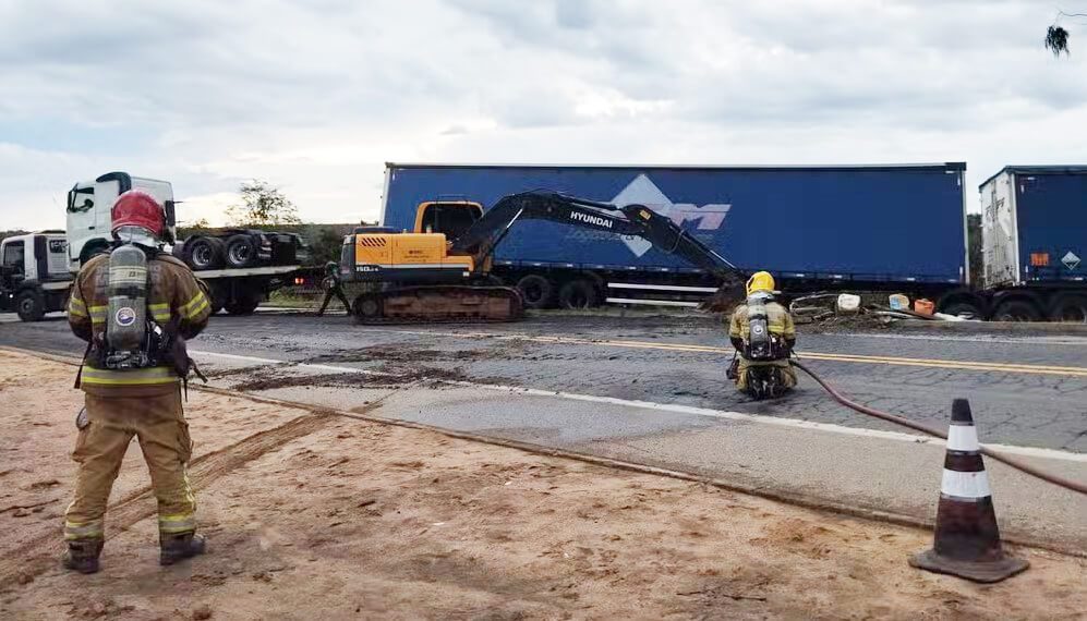 Batida entre bitrem e caminhão caçamba deixa motorista morto