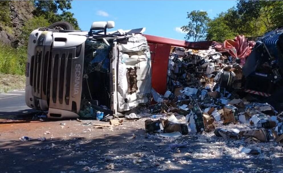 Batida entre carreta e caminhão deixa motoristas feridos na 365