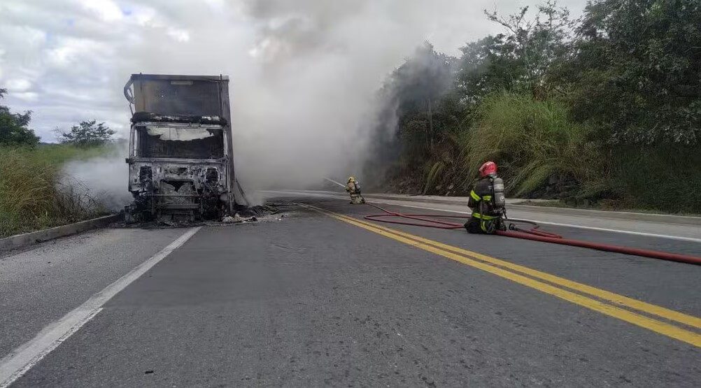 Um incêndio de grandes proporções destruiu completamente um caminhão que transportava uma carga de salgadinhos de Sete Lagoas, na região Central de Minas Gerais, para Maceió, em Alagoas.