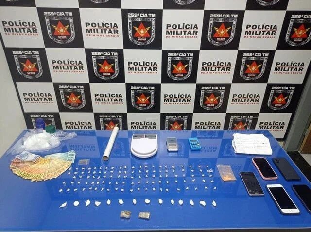 Cinco presos e mais de 100 pedras de crack apreendidas