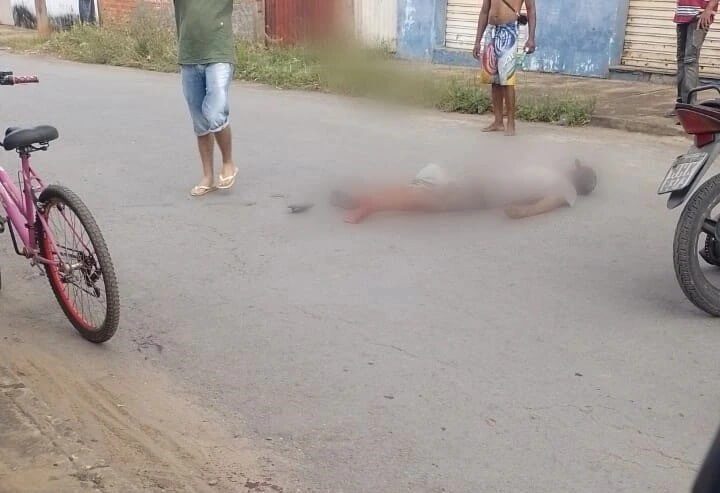 Adolescente mata desafeto a facadas e ameaça policial